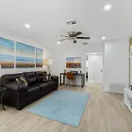 Spacious Pool Home Mins To Beach,Airport,Pets Ok