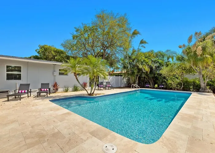 Spacious Pool Home Mins To Beach,Airport,Pets Ok